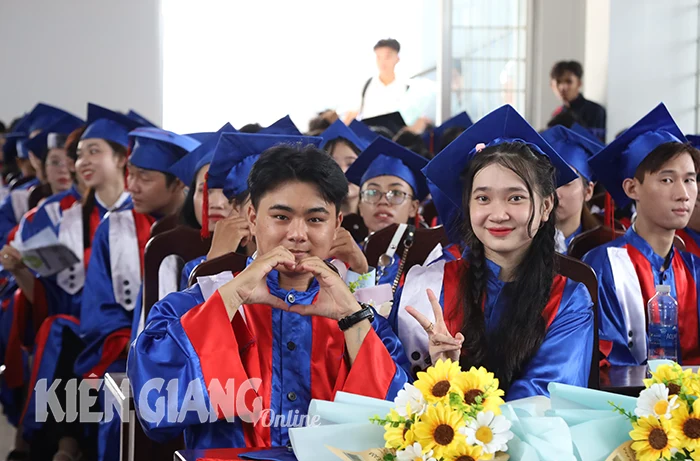 Trường Cao đẳng Kiên Giang trao bằng tốt nghiệp cho gần 600 sinh viên 
